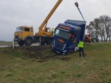 Gołoledź w Piotrkowie: Uwaga! Bardzo ślisko na ulicach i chodnikach, oblodzone szyby samochodów, stłuczki, kolizje [ZDJĘCIA]