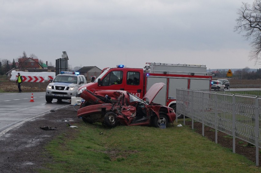 Wypadek w Łabuńkach: czołowe zderzenie opla z mercedesem