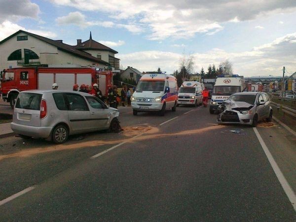 Kierujący samochodem marki Skoda 50-letni mieszkaniec Nowego Sącza, z nieustalonych przyczyn zjechał na przeciwległy pas ruchu i zderzył się z samochodem marki Mitsubishi.