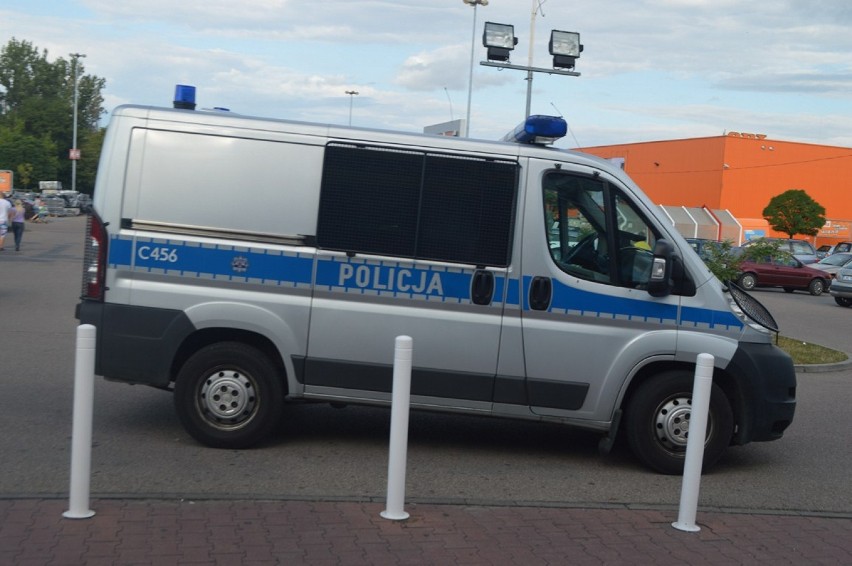 23-latek dźgnął nożem kobietę w hipermarkecie Real we Włocławku