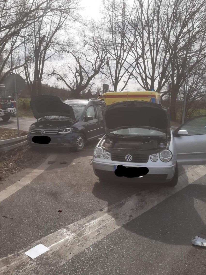 Poważny wypadek na starej DK5. Dziecko trafiło do szpitala