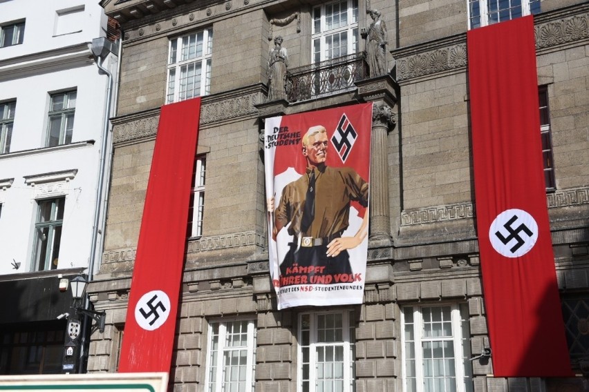 Hitlerowskie symbole na starówce. W Toruniu kręcony jest film "Filip"