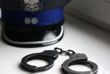 Gdynia: Areszt dla sprawców rozboju z użyciem noża. Napadli na kobietę w Karwinach