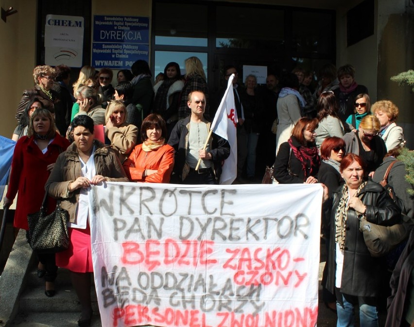 Chełm: protest pielęgniarek i położnych przed siedzibą...