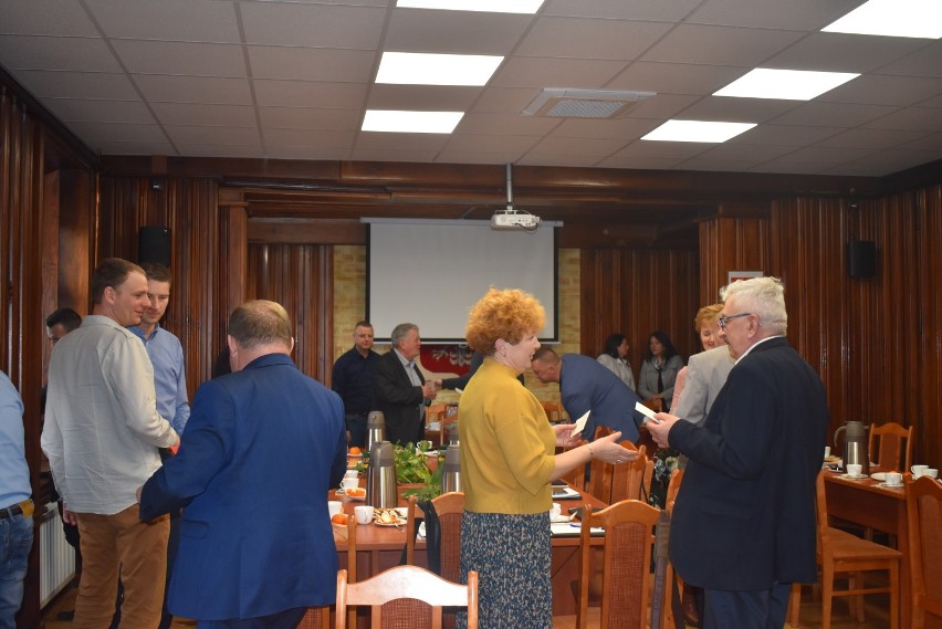 Ostatnie przedświąteczne spotkanie dobrzyckich radnych było okazją do złożenia sobie życzeń