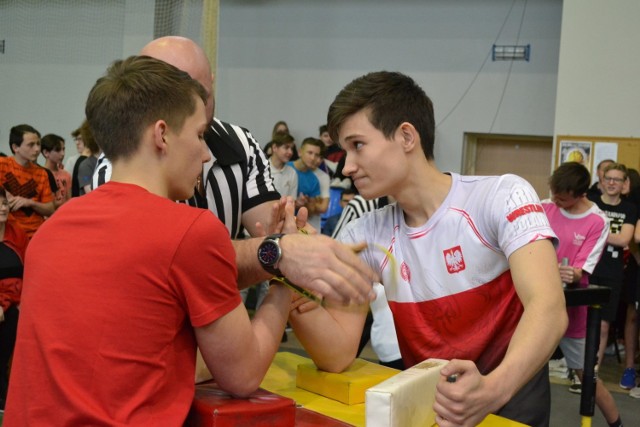 Uczniowie szkół z Jaworzna siłowali się na ręce w hali MCKiS na Osiedlu Stałym. Zobacz kolejne zdjęcia. Przesuwaj zdjęcia w prawo - naciśnij strzałkę lub przycisk NASTĘPNE