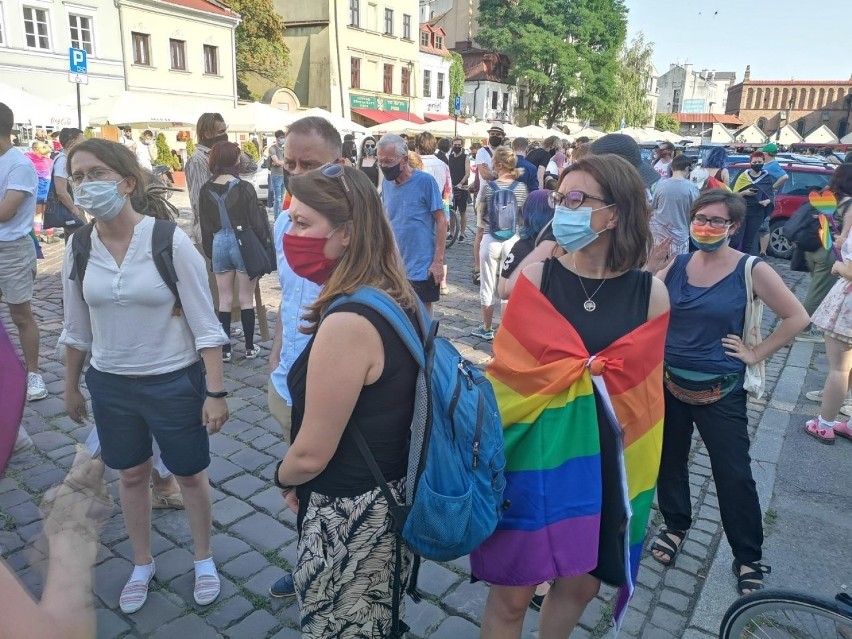 Kraków. Tęczowe flagi na ulicy Szerokiej. Przyszli tu solidarni z działaczką LGBT