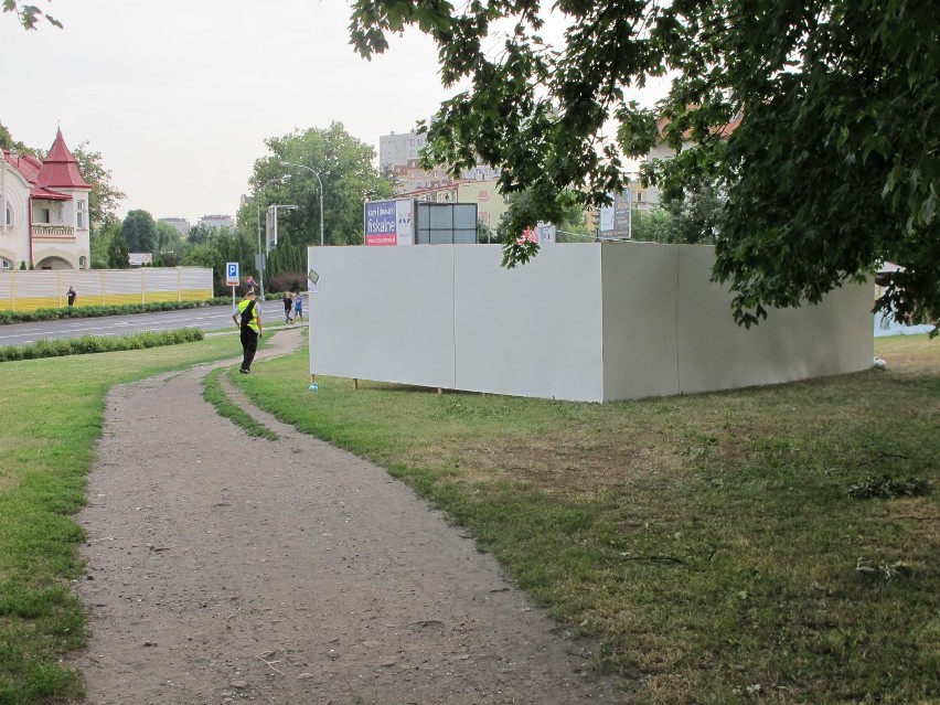 Rusza Europejski Stadion Kultury w Rzeszowie. Artyści budują koło zamku dom [FOTO]
