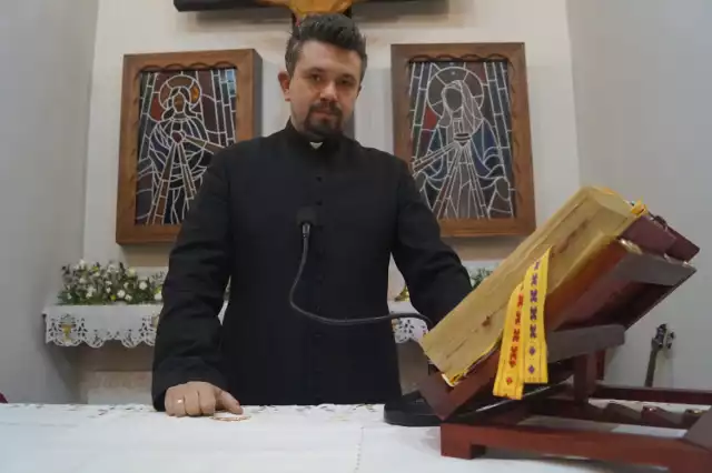 Ksiądz kościoła polskokatolickiego Bartosz Norman swoją pierwszą mszę w życiu odprawił miesiąc temu w Bukownie. W niedzielę 2 grudnia odprawił swoją drugą mszę świętą - w kościele w Krzykawie - Małobądzu