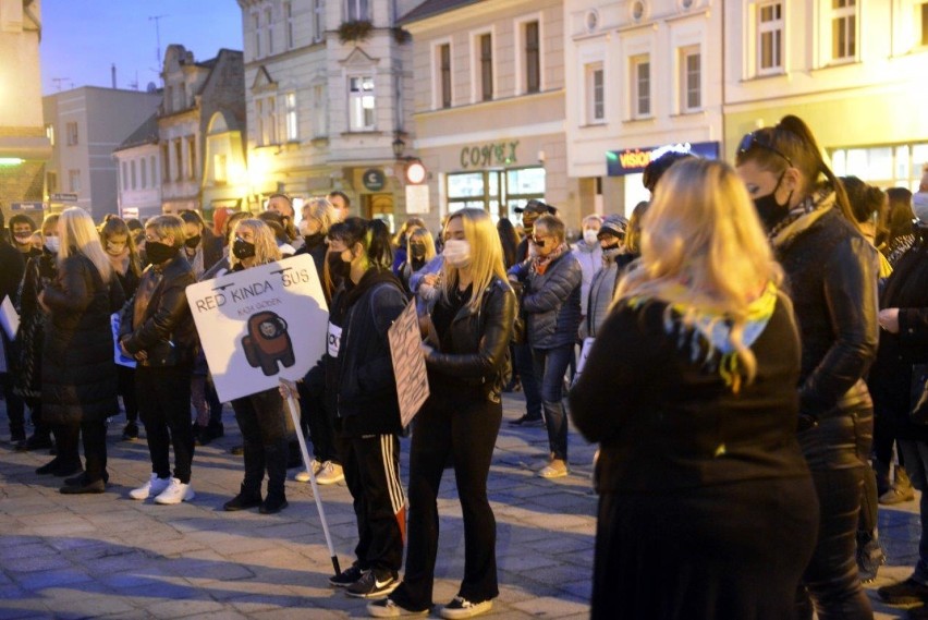 KOŚCIAN. Strajk kobiet drugi raz przeszedł ulicami Kościana. Grupa osób modliła się przed drzwiami fary [ZDJĘCIA]