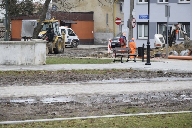 Pierwszy w mieście trawiasty parking na skwerze im. ks. Jerzego Popiełuszki przy ul. Rawskiej, który zamienił się w błoto, ma być naprawiony do końca kwietnia. Po ukończeniu budowy wyglądał pięknie.