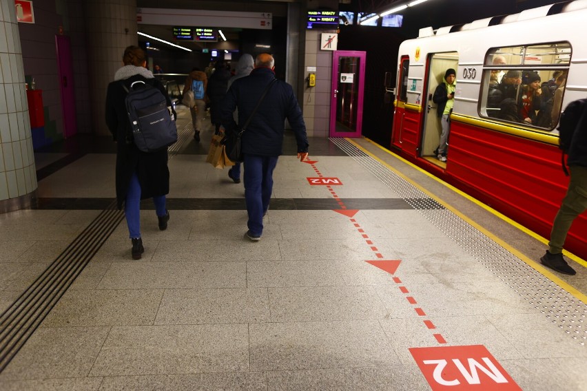 Przesiadki na Świętokrzyskiej to kiepski żart. Czy zostanie wprowadzony ruch jednokierunkowy w łączniku? Metro na razie nie potwierdza