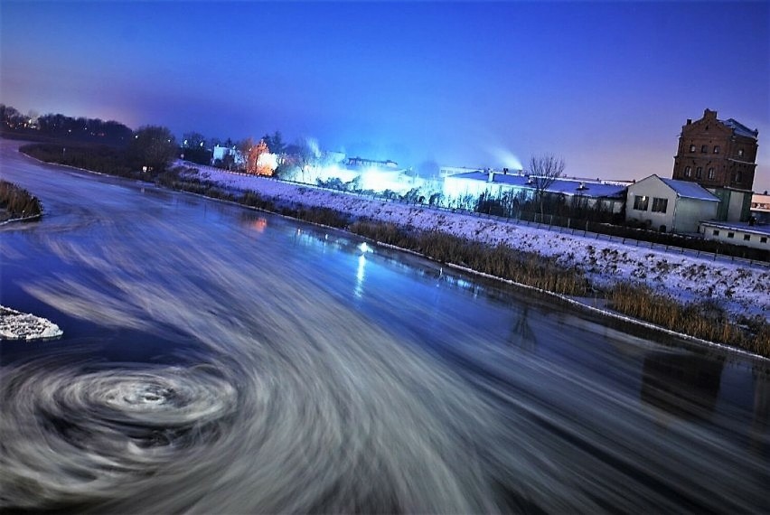 Klimatyczny zimowy grudniowy Bulwar Nadwarciański w Koninie Przepiękny. Śryż na rzece Warcie nocą