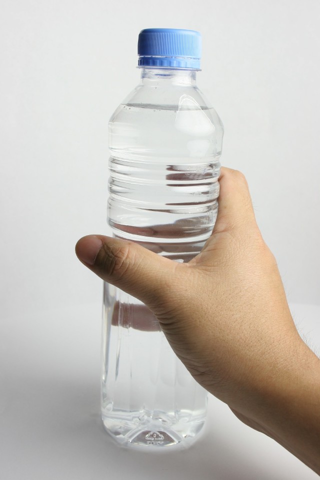 Co zabrać z sobą na wypadek wojny?

1. Woda



Przygotuj wodę butelkowaną - ok. 3 litrów dla każdej osoby na dzień.