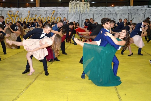 Od początku roku na Podkarpaciu trwał okres studniówkowy. Nasi fotoreporterzy byli obecni na kilkudziesięciu balach maturalnych w regionie. Zobacz zdjęcia.

