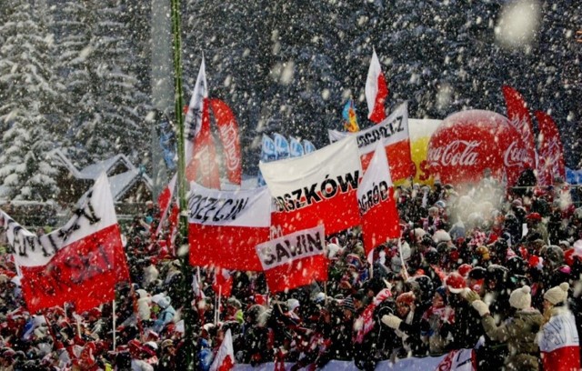 Piątkowy konkurs drużynowy rozegrany został przy gęstych opadach śniegu. Mimo to kibice nie zawiedli. Fot. Bożena Zajiczek-Panuś