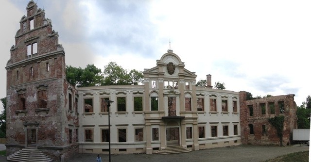 ruiny pałacu Hatzfeldów w Żmigrodzie