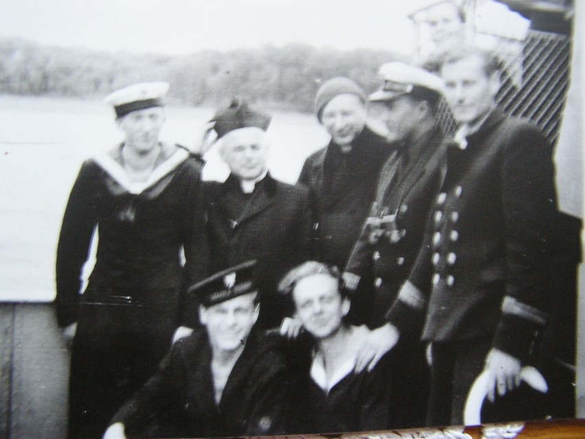 Pamiątkowe zdjęcie Witolda Cichonia (drugi z prawej) z...