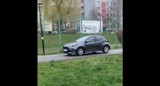 Samochód jechał ścieżką pieszo-rowerową w Mysłowicach. Mogło dojść do tragedii. Tuż obok znajduje się plac zabaw