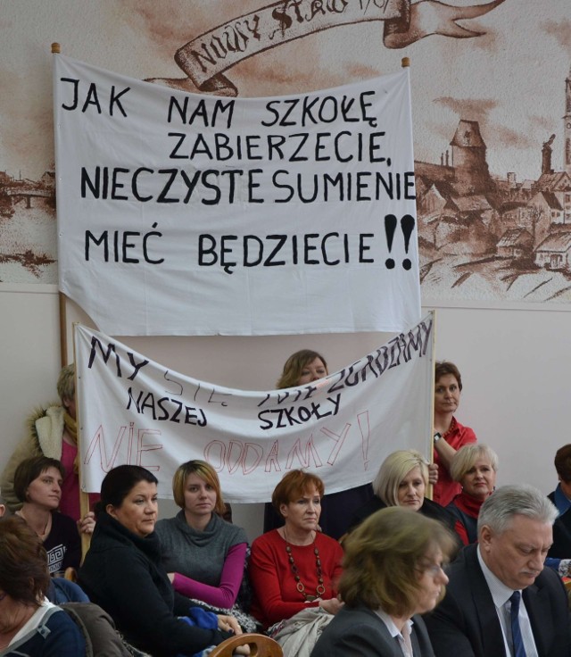 Przeciwko zamknięciu szkoły w Świerkach rodzice protestowali już (bardzo spokojnie - na transparentach) podczas styczniowej sesji Rady Miejskiej w Nowym Stawie.