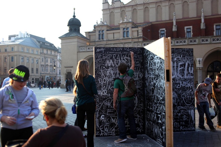 Conrad Festival Kraków: instalacja - tablica na Rynku Głównym [ZDJĘCIA]
