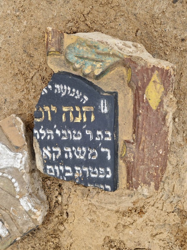 Żydowskie macewy odkryto podczas budowy drogi w gminie Błaszki