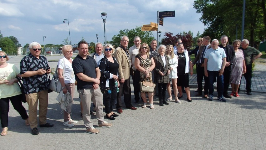 23-osobowa grupa członków ze Stowarzyszeń: „Dąbrowskie Forum...