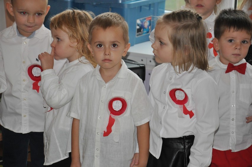 Pleszew. O 11.11 hymn państwowy zaśpiewały przedszkolaki i ich goście