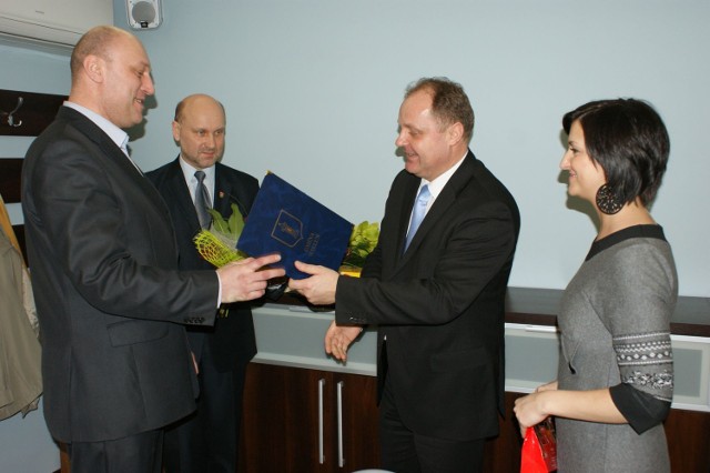 Włodarze Wielunia oraz szef Przedsiębiorstwa Komunalnego podziękowali Robertowi Kai za pracę w Radzie Nadzorczej PK.