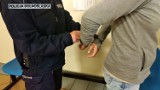 Fałszywi policjanci uknuli spisek. Wyłudzili od staruszki prawie 30 tysięcy złotych! [FILM]