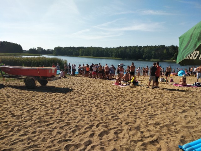 Dziś, w niedzielę, w jeziorze w Osieku nad Wisłą utonął 54-letni mężczyzna. Około godz. 15.30 wypoczywający na plaży zauważyli, że jeden z kąpiących się zniknął pod wodą. 

Kilka osób pospieszyło mu na ratunek. Mężczyznę wyciągnięto na brzeg, jednak mimo długotrwałej reanimacji nie udało się go uratować. 

Zobacz także: Tak wygląda plaża w Osieku nad Wisłą [ZDJĘCIA]

Przybyły na miejsce lekarz stwierdził zgon. 54-latek pochodził z okolic Osieka. 

Badania wykażą, czy był po wpływem alkoholu.

Komunikat od KW PSP Toruń:

Miejscowość Osiek nad Wisłą - podejrzenie utonięcia. Na miejsce zadysponowano 3 zastępy straży. Z wody podjęto ciało mężczyzny - podjęte działania reanimacyjne nie przyniosły efektu. Będący na miejscu lekarz stwierdził zgon.

Zobacz także:



Akcja ratunkowa nad jeziorem w Osieku nad Wisłą [ZDJĘCIA]