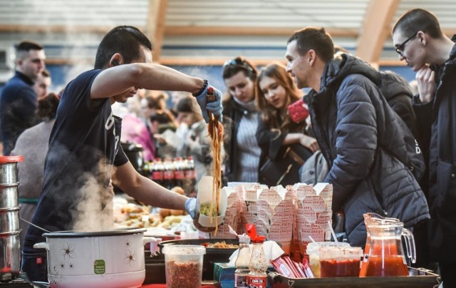 W ten weekend w Bydgoszczy mamy prawdziwe święto kuchni wegańskiej oraz wegetariańskiej. 

W sobotę i niedzielę (16-17 lutego) odbywa się druga edycja Wege Festiwalu. Do naszego miasta przyjechało ok. 60 wystawców z całej Polski, którzy prezentują zdrowe jedzenie oraz kosmetyki. 

Zapraszamy do obejrzenia zdjęć. 


Zobacz: FLESZ: Wędliny i padliny.
