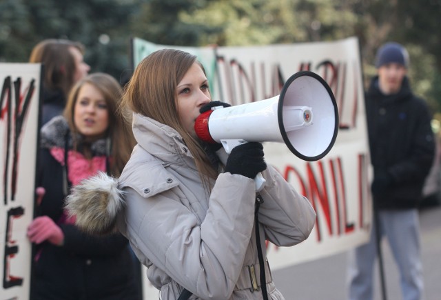 Licealiści protestują przeciwko przeniesieniu szkoły do innego budynku