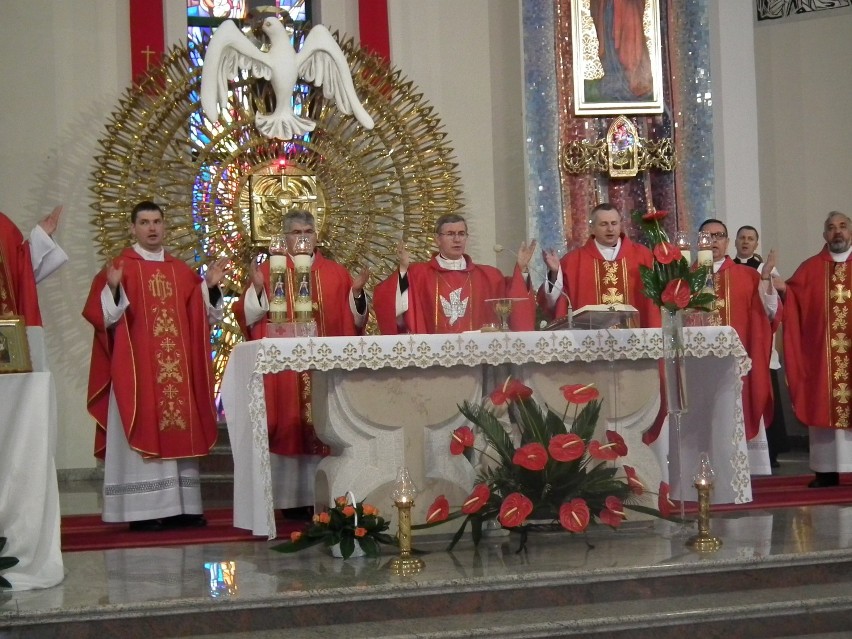 Biskup rzeszowski Jan Wątroba wizytował parafię św. Królowej...