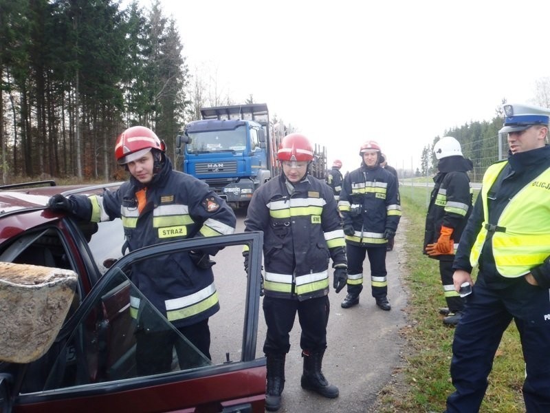 Wypadek koło Braniewa: volkswagen uderzył w pojazd leśny [zdjęcia]
