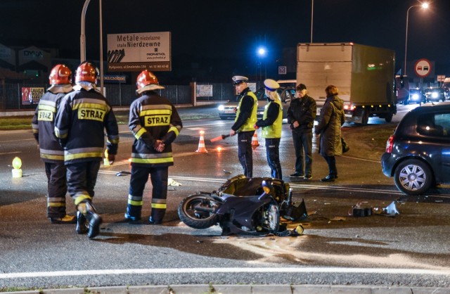 Kilka minut po godz. 16.00 w Lisim Ogonie pod Bydgoszczą motocykl uderzył w renault clio. Motocyklista trafił do szpitala.