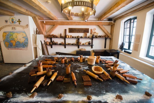 Muzeum Toruńskiego Piernika znalazło się na liście najchętniej odwiedzanych miejsc podczas szkolnych wycieczek – i wcale nas to nie dziwi. Uczniowie mogą tu poznać historię przemysłu piernikarskiego sięgającą średniowiecza, a przy okazji dobrze się bawić.