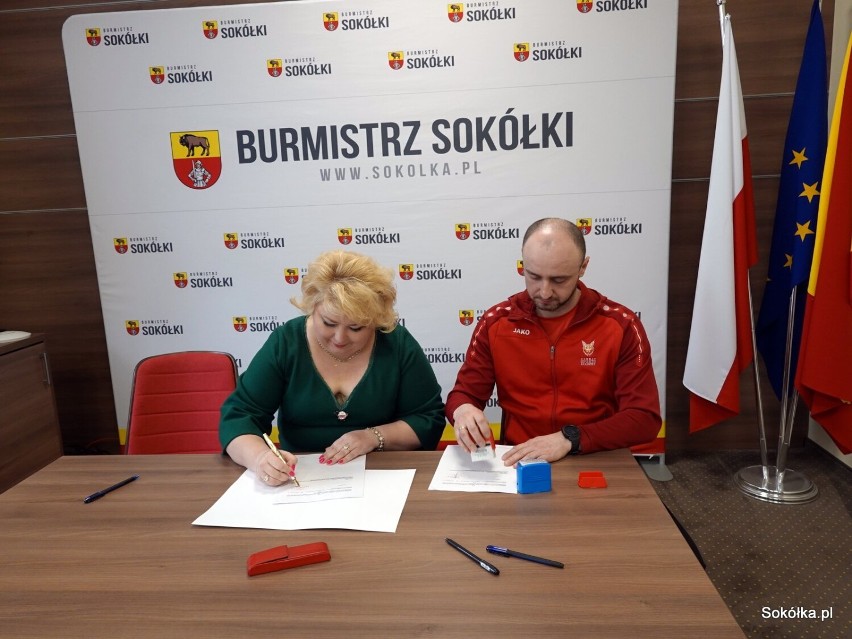 270 tysięcy złotych dla klubów sportowych. Burmistrz podpisała umowy z przedstawicielami klubów 