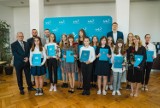 Stypendia Burmistrza Władysławowa 2022/2023: wyróżniono i nagrodzono 14. zdolnych uczniów | ZDJĘCIA