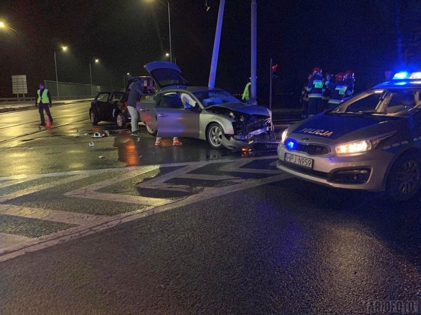 Na skrzyżowaniu ul. Oleskiej i obwodnicy Opola zderzyły się dwa samochody [zdjęcia]
