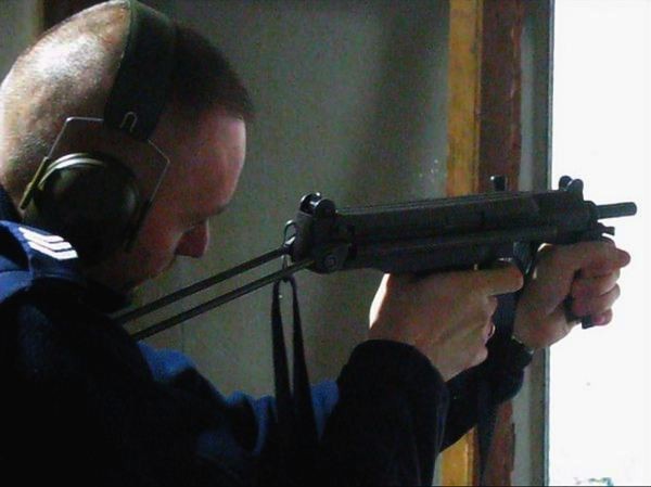 Lęborscy policjanci ćwiczyli się w strzelaniu z pistoletu maszynowego