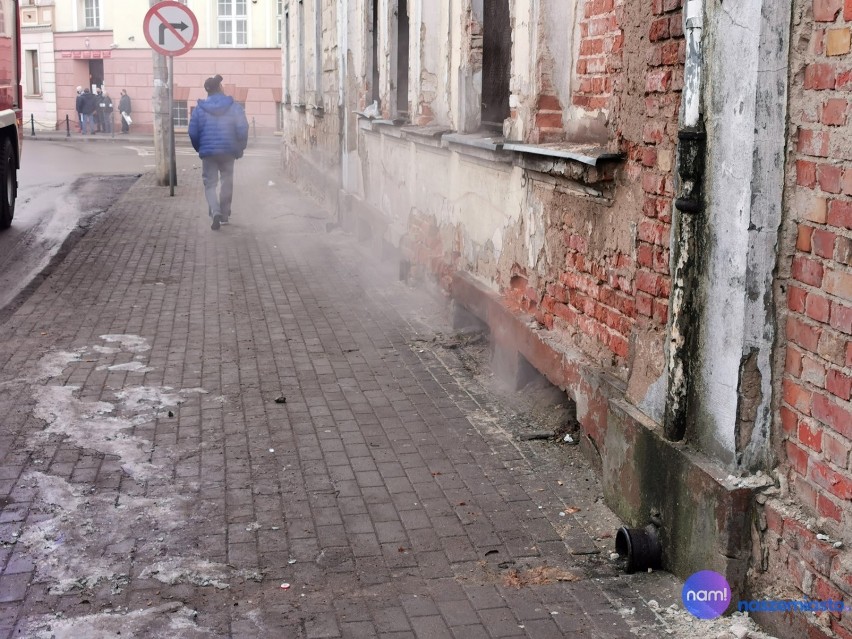 Włocławek. Dym wydobywał się z budynku przy ulicy Brzeskiej we Włocławku. W akcji 2 zastępy straży pożarnej [zdjęcia]