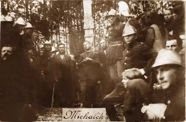Michałek (po środku, w głębi) głosi jedno ze swoich kazań. Pocztówka, która była sprzedawana w "Raju"