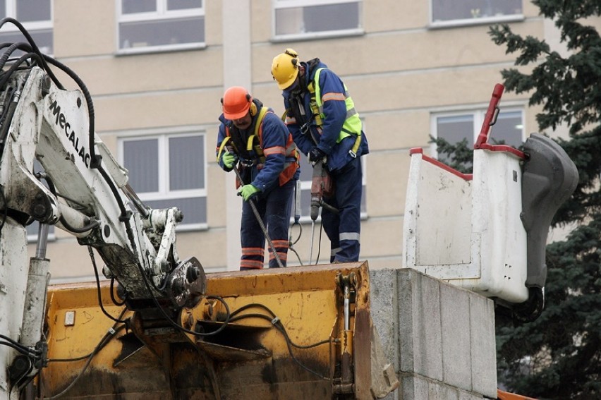 Demontaż cokołu pomnika Braterstwa Broni w Legnicy [ZDJĘCIA]