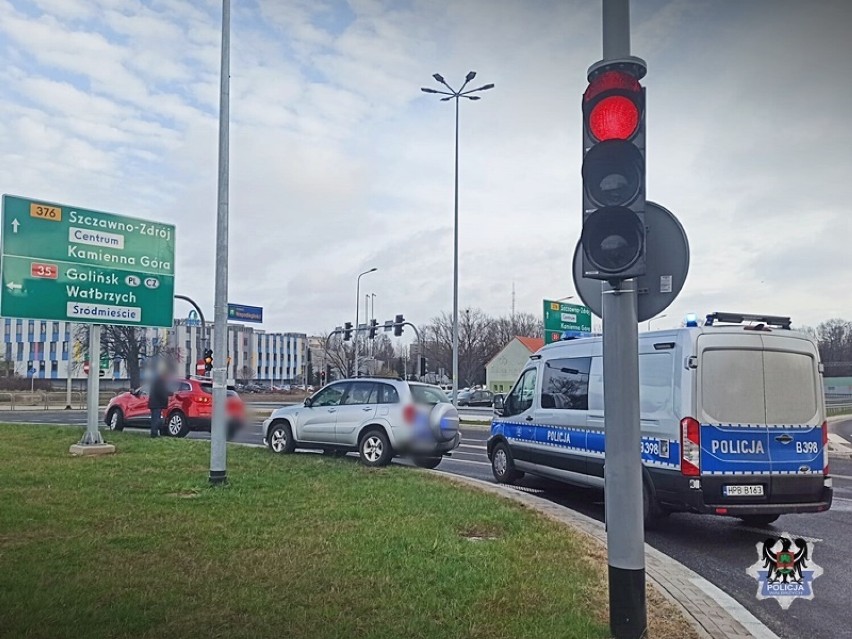Zderzenie samochodów na rondzie Niepodległości  w Szczawnie...
