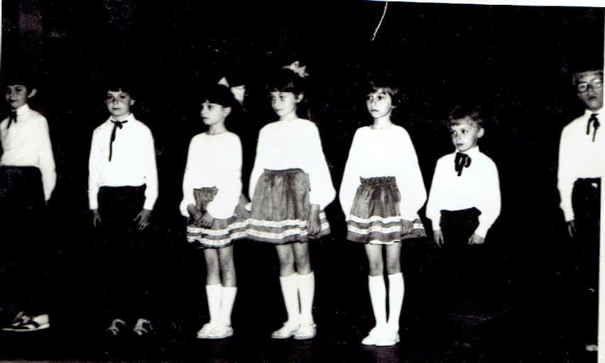 Chodzieżanie na zdjęciach Zenona Prusaka z 1986 r.: koncert szkolny na scenie ChDK