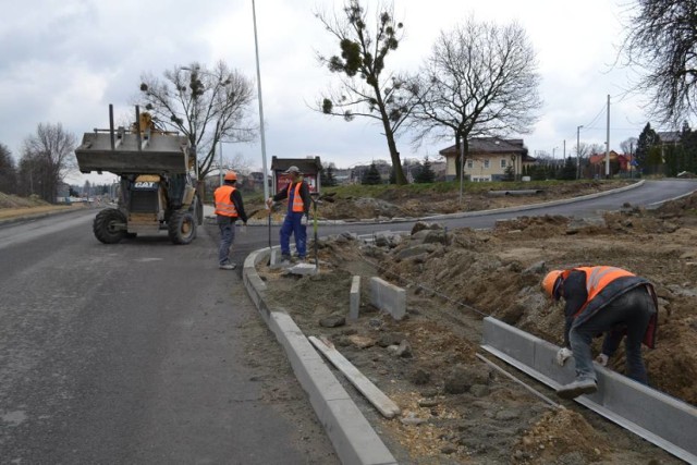 Ulica Rudzka w Rybniku - blisko 18 milionów złotych zabezpieczono w budżecie na modernizację kolejnych dwóch odcinków ulicy Rudzkiej w Rybniku. W ramach tej inwestycji zaplanowano modernizację dwóch odcinków  położonych w dzielnicy Stodoły - pierwszy od ulicy Pniowskiej do Stalowej i drugi  od Stalowej do granicy miasta. Po tych inwestycjach do przebudowy zostanie tylko odcinek w rejonie Kotwicy, który kilka lat temu zmodernizowały Rybnickie Służby Komunalne.