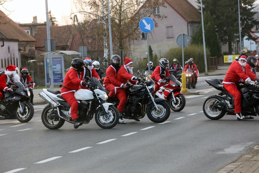 Prezenty od Mikołajów na motocyklach w Legnicy [ZDJĘCIA]