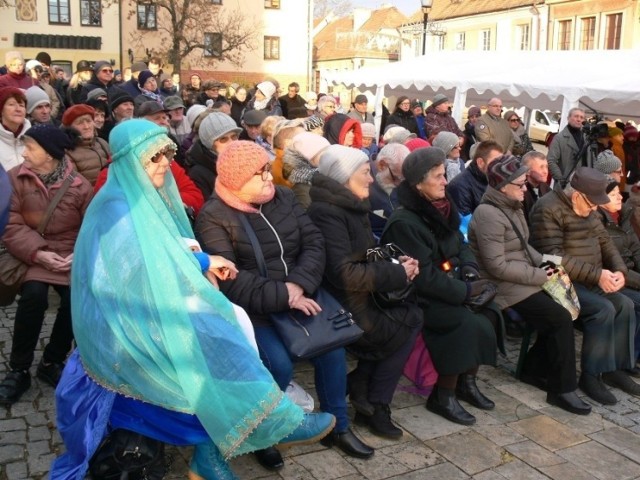 Po życzeniach od Burmistrza Sandomierza i Starosty Sandomierskiego wręczone zostaną  pakiety świąteczne dla osób potrzebujących i samotnych.