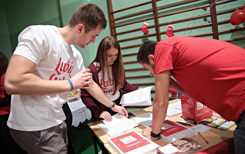 Wolontariusze w magazynie Szlachetnej Paczki